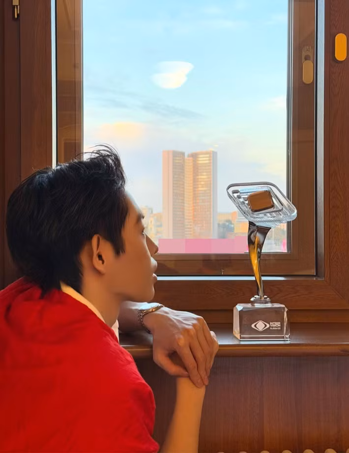 Anh viết: "Một lời cảm ơn đặc biệt, con Đức Phúc muốn gửi đến cô Tâm. Cô là người thầy đã luôn đồng hành, dìu dắt và truyền cảm hứng vô cùng mạnh mẽ đến hành trình làm nghệ thuật của con cho con những bài học quý giá ngay từ những ngày đầu chập chững bước vào con đường âm nhạc. Chính nhờ sự yêu thương và niềm tin mà cô đặt cho Phúc đã trở thành động lực để Phúc cố gắng nỗ lực và có được ngày hôm nay".