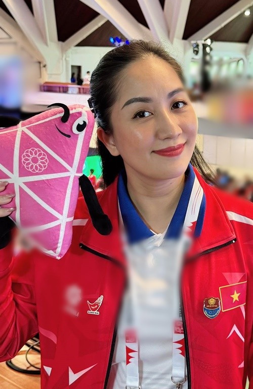 Khánh Thi cũng có mặt ở Thái Lan. Cô cổ vũ đội Esport của Việt Nam ở SEA Games 33. Ảnh: FB Khánh Thi.