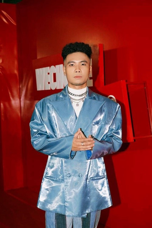 Phúc Du gây ấn tượng với khả năng gieo vần, đảo chữ mượt mà đến mức người nghe phải thốt lên "khó thế cũng nghĩ ra được”.