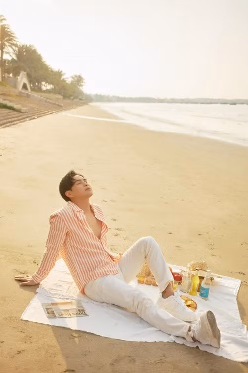 Hồ Quang Hiếu từng nghèo khó. Theo Báo Giao Thông, khi mới lập nghiệp, phải xin đi ở trọ nhiều nơi. Nam ca sĩ còn đi vay mượn bạn bè để làm sản phẩm âm nhạc. Ảnh: FB Hồ Quang Hiếu.