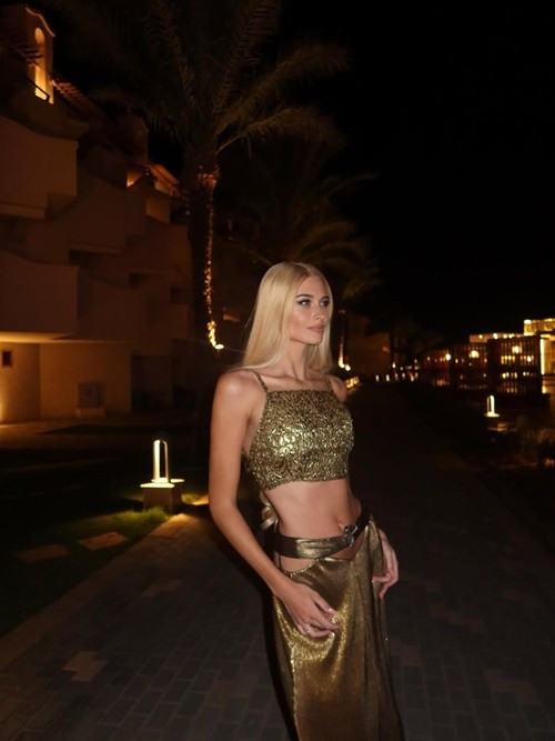 Kira Andreea năm nay 26 tuổi, cao 1m80, có số đo ba vòng 90-59-92cm. Tham gia một hoạt động, cô diện bộ trang phục hai mảnh màu vàng đồng ánh kim nổi bật. Phần áo crop-top hai dây kết hợp cùng chân váy dài có chi tiết cắt xẻ táo bạo ở phần hông giúp Kira khéo léo khoe vòng eo thon gọn. Ảnh: Instagram Kira Andreea.