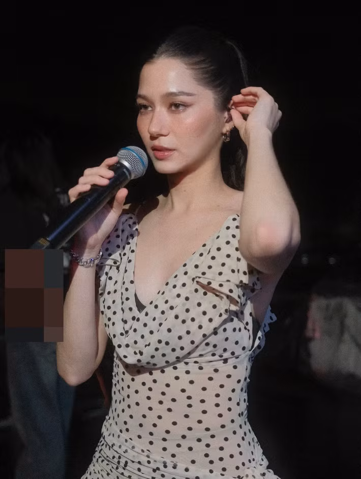 Phía Universal Music Thailand - công ty quản lý Violette cho biết, sự cố xảy ra do hiểu lầm giữa các thành viên nhóm kỹ thuật, dẫn đến màn trình diễn của nữ nghệ sĩ không diễn ra như thảo luận ban đầu.