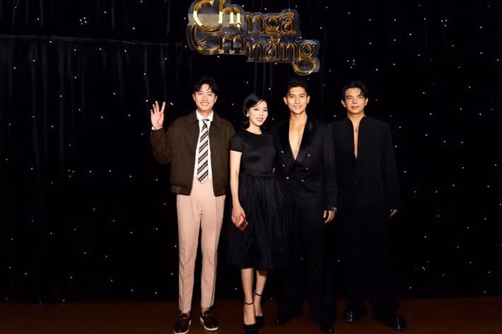 Lâm Bảo Châu chia sẻ trên Người Đưa Tin, khi anh theo học hai khóa đào tạo chuyên nghiệp về diễn xuất, Lệ Quyên đến xem. "Trớ trêu là kịch bản lúc nào cũng có cảnh tình cảm với bạn diễn khác. May mắn là cô ấy rất hiểu, thậm chí còn động viên: Đã diễn là phải diễn cho tới!", Lâm Bảo Châu tiết lộ. Ảnh: FB Lệ Quyên.