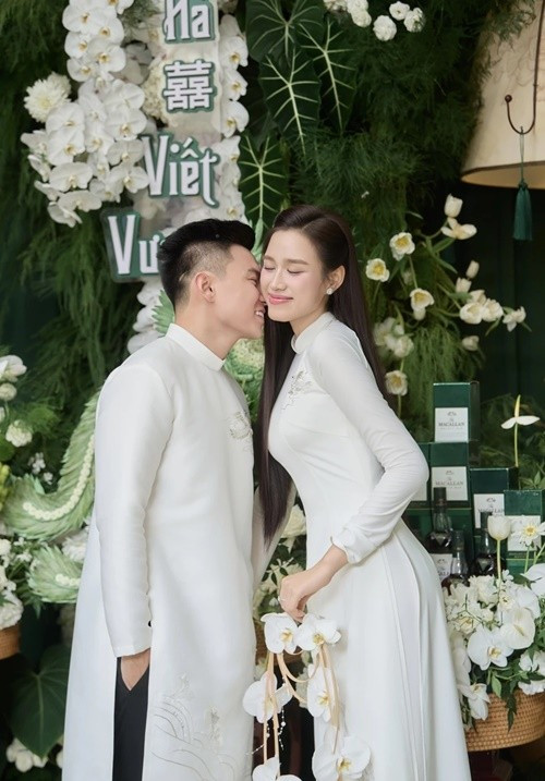 Đỗ Thị Hà và Viết Vương là cặp đôi trai tài gái sắc. Trong khi Đỗ Thị Hà là Hoa hậu Việt Nam 2020, từng vào top 13 Miss World 2021, Viết Vương điển trai, là doanh nhân. Ảnh: Znews.