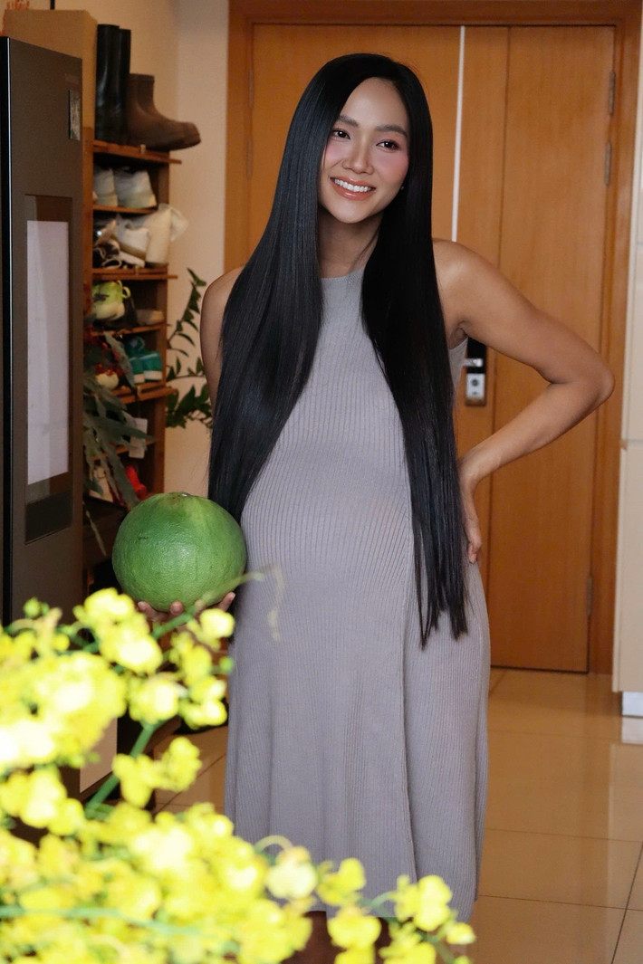 Dù bụng bầu vượt mặt, nàng hậu vẫn rạng rỡ.