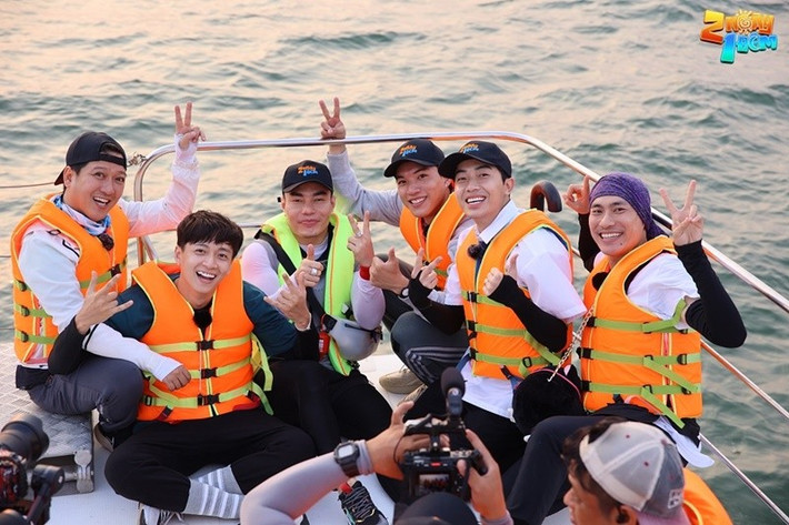 "HIEUTHUHAI là bạn trẻ nhất mà cũng nổi nhất mà tôi hỗ trợ bởi vậy tôi khoái lắm, cảm thấy tự hào lây đó mọi người", Trường Giang chia sẻ. Ảnh: HTV.