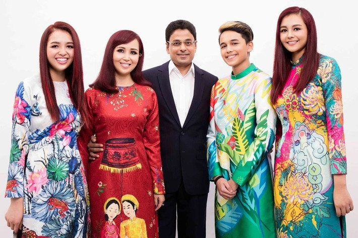 Hoàng Phi là con trai út của Hoa hậu Diệu Hoa, sinh năm 2000. Theo Vietnamnet, anh từng là sinh viên ngành khoa học máy tính tại Washington University. Giống như hai chị gái, Hoàng Phi ngoan ngoãn, học giỏi. Ảnh: Znews.