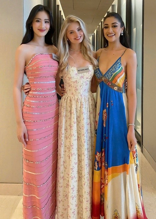 Ý Nhi đọ sắc Jane Knoester - mỹ nhân Hà Lan (giữa) ở cuộc thi. Jane năm nay 19 tuổi, xuất thân là vận động viên trượt băng nghệ thuật. Ảnh: FB Ý Nhi.