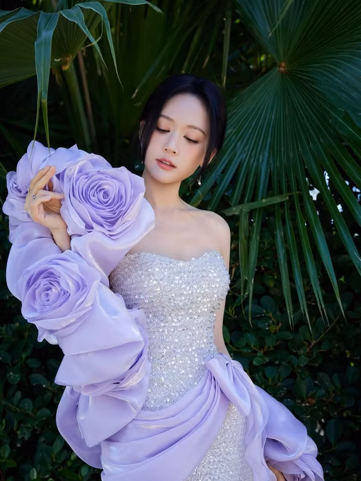 Ở tuổi 47, Trần Kiều Ân vẫn giữ được nhan sắc ngọt ngào, trẻ trung vượt thời gian. Gương mặt cô gần như không có dấu hiệu lão hóa rõ rệt, làn da mịn màng, tươi sáng.