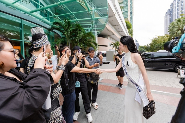 Chủ tịch Miss Universe Vietnam Valentin Trần chia sẻ trên VOV, việc chỉ định đại diện thay vì tổ chức thi là “quyết định chiến lược, được đánh giá kỹ lưỡng trên nhiều phương diện, đảm bảo tuân thủ theo quy trình, quy định, tiêu chí của Miss Universe Organization cũng như sự chấp thuận của cơ quan chức năng. Ảnh: Instagram Hương Giang.