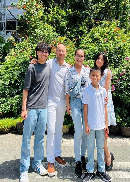 Trong mắt Hồng Ngọc, ông bầu Thomas Tâm Nguyễn luôn hy sinh âm thầm cho vợ con. Ảnh: FB Hồng Ngọc.