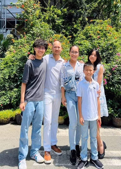 Trong mắt Hồng Ngọc, ông bầu Thomas Tâm Nguyễn luôn hy sinh âm thầm cho vợ con. Ảnh: FB Hồng Ngọc.