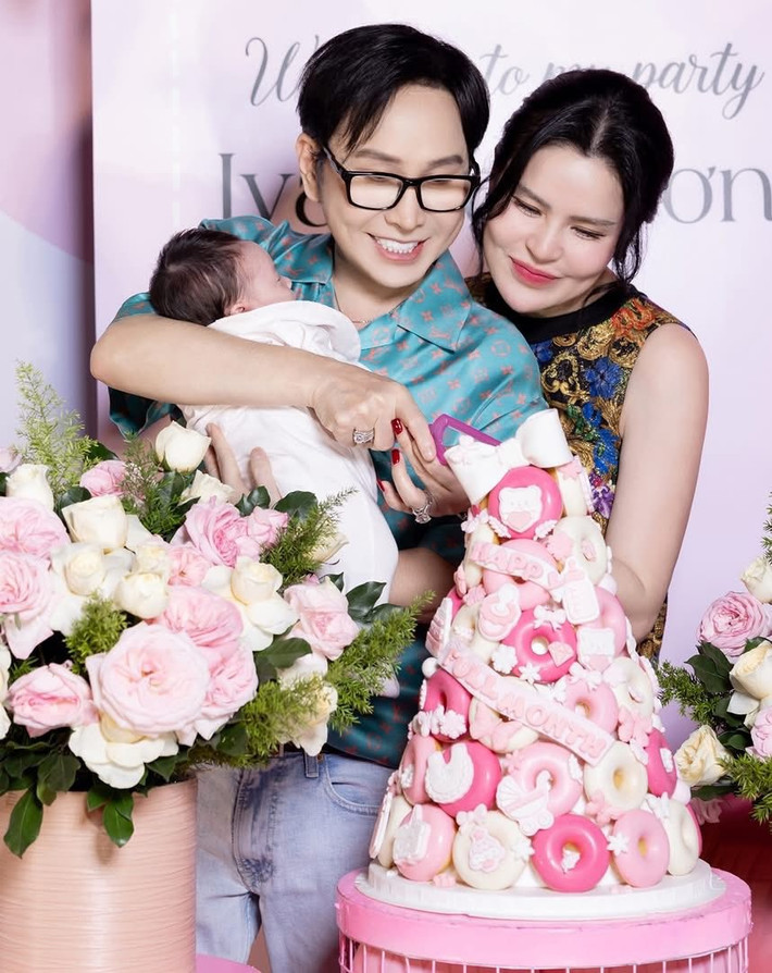 "Anh không còn trẻ nữa, vậy mà vẫn kiên trì thức đêm cùng tôi. Mỗi khi con quấy, anh nhẹ nhàng bồng con, kiên nhẫn ru từng nhịp, từng tiếng hát nhỏ như sợ đánh thức giấc mơ của con. Có những đêm mắt anh đỏ hoe vì thiếu ngủ, vai mỏi vì bế con quá lâu, nhưng tuyệt nhiên tôi chưa từng nghe anh than một lời", Phương Lê trải lòng.