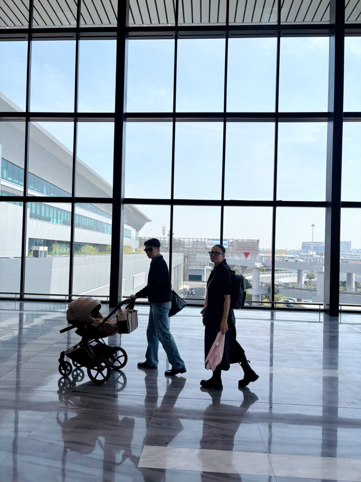 Nàng đả nữ chia sẻ: "Chuyến bay đầu tiên của Gạo. Trộm vía em thật ngoan. Mẹ thì cảm thấy thật yên tâm vì mọi việc đã có ba Huy Trần lo hết". Ảnh: FB Ngô Thanh Vân.