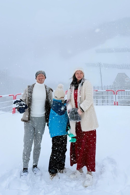 Lần đầu tiên con gái Phan Như Thảo ngắm tuyết. Ảnh: FB Phan Như Thảo.