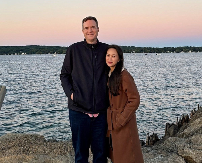 Trong bức ảnh mới đây, người mẫu, diễn viên Ngọc Nga tiếp tục rơi vào hoàn cảnh bị "dìm hàng" do chiều cao khoảng 2m của chồng Tây. Ảnh: FB Ngọc Nga.