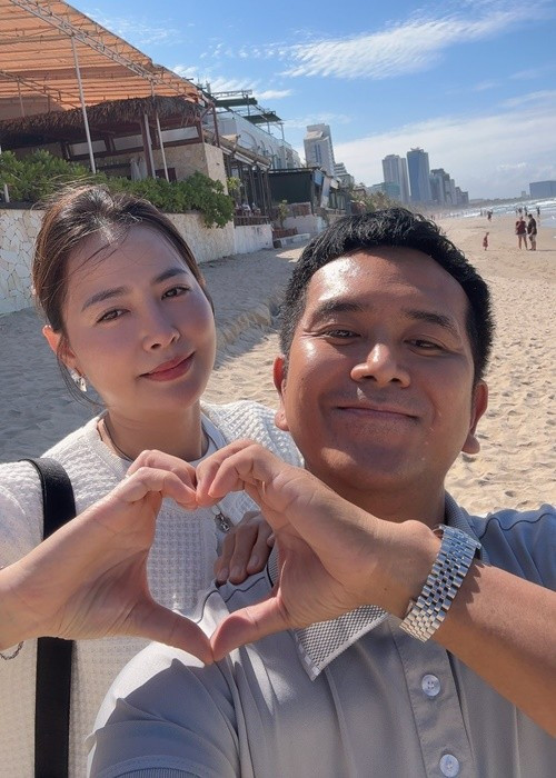 Trên trang cá nhân, Hùng Thuận đăng tải loạt ảnh hai vợ chồng tận hưởng không khí biển trong chuyến nghỉ dưỡng dịp Valentine. Nam diễn viên viết dí dỏm: “Dắt ‘cục vàng’ đi chơi Valentine sớm. Yêu vợ”.