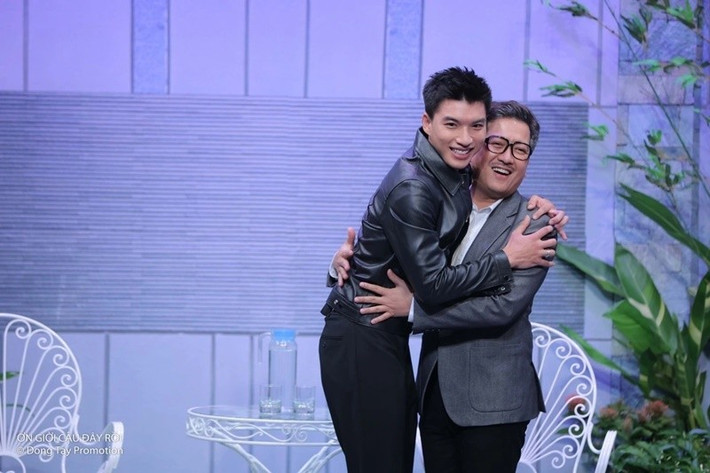 Trường Giang đóng vai cha, HIEUTHUHAI vào vai con trong một tiểu phẩm ở Ơn giời, cậu đây rồi. Ảnh: VOV.