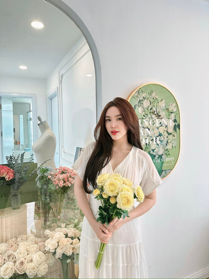 "Lên giường ngủ lúc 9h tối và bình minh lúc 6h sáng. Đam mê học pha matcha. Tuần dự tiệc một lần", Bảo Thy tiết lộ cuộc sống đời thường.