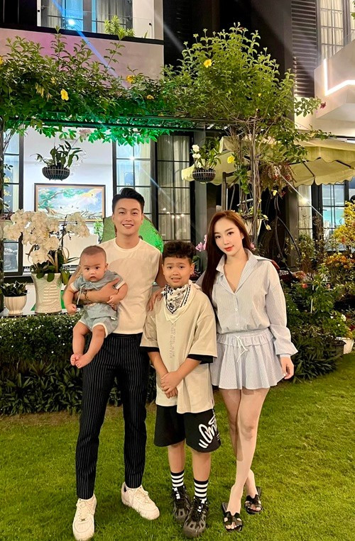 TiTi có một cậu con trai riêng trước khi kết hôn với Nhung Babie. Không ít lần, nam ca sĩ khoe Nhung Babie thân thiết với con trai riêng của anh. Ảnh: FB TiTi.