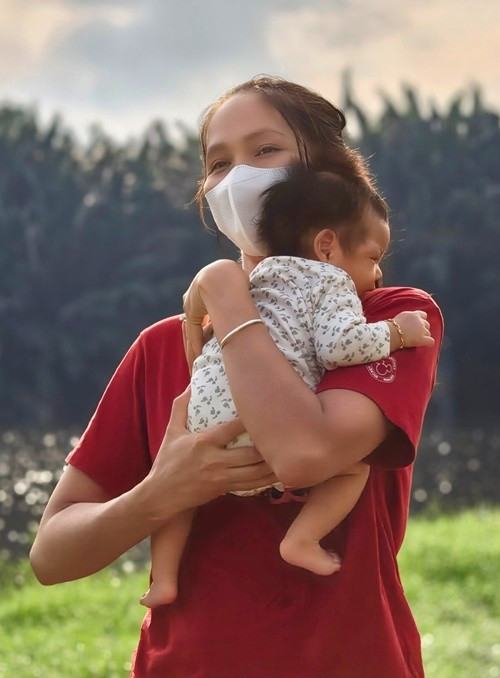 Nàng hậu sinh con gái Harley cách đây 2 tháng. Ảnh: FB Tuấn Khôi.