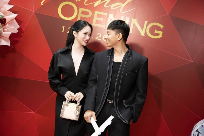 Hương Giang và Phú Cường nhiều lần xuất hiện bên nhau tại các sự kiện, đồng thời chia sẻ những khoảnh khắc thân mật trên trang cá nhân. Ánh nhìn và cử chỉ gần gũi của Hương Giang và Phú Cường khiến nhiều khán giả cho rằng cả hai tình tứ như đôi tình nhân. Ảnh: FB Hương Giang.