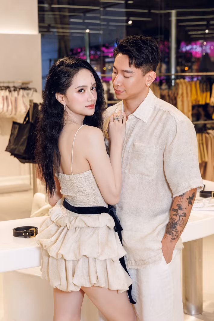 Hương Giang và Phú Cường thường xuyên xuất hiện sánh đôi tại các sự kiện, đi du lịch chung. Mỗi khi bên nhau, cả hai dành cho nhau những cử chỉ tình tứ, ngọt ngào.