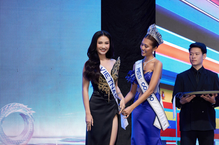 Cuộc thi Miss Cosmo 2025 đang diễn ra tại Việt Nam. Hoa hậu Phương Linh là đại diện Việt Nam. Trong buổi nhận sash, Phương Linh diện thiết kế Phù Vân Long Ẩn.