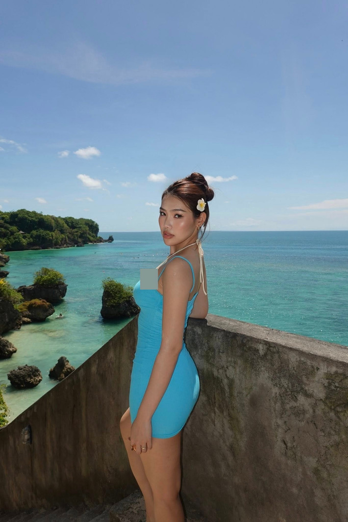 Đỗ Cẩm Ly sở hữu số đo ba vòng 83-61-97 cm. Lợi thế hình thể cân đối giúp cô tự tin diện những thiết kế tôn dáng.