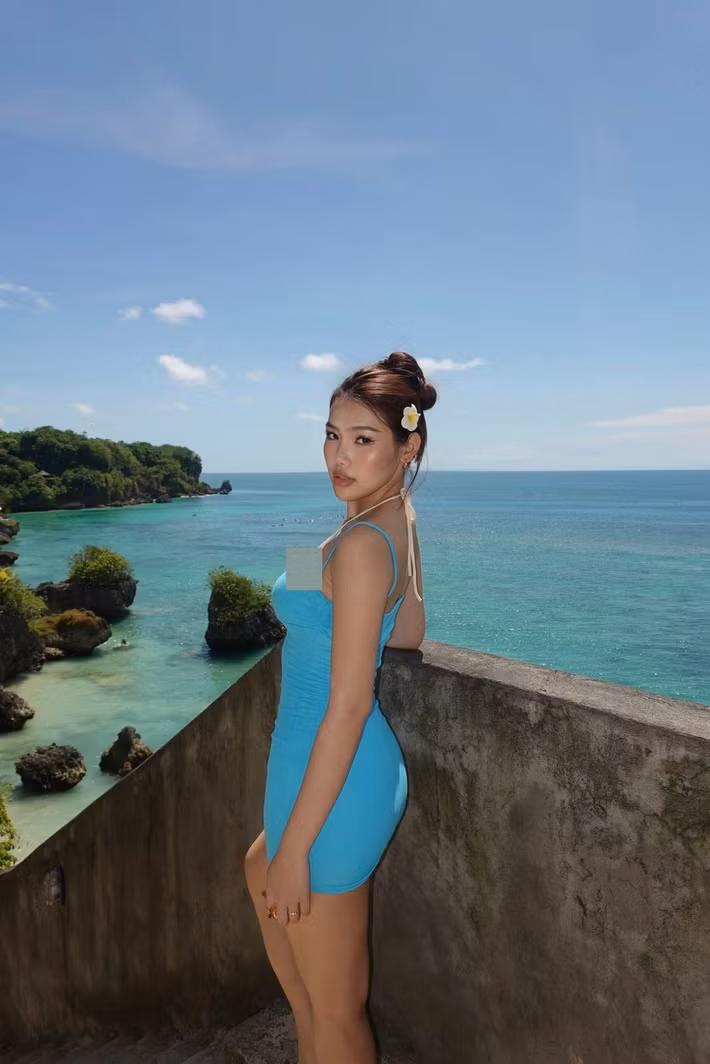 Đỗ Cẩm Ly sở hữu số đo ba vòng 83-61-97 cm. Lợi thế hình thể cân đối giúp cô tự tin diện những thiết kế tôn dáng.