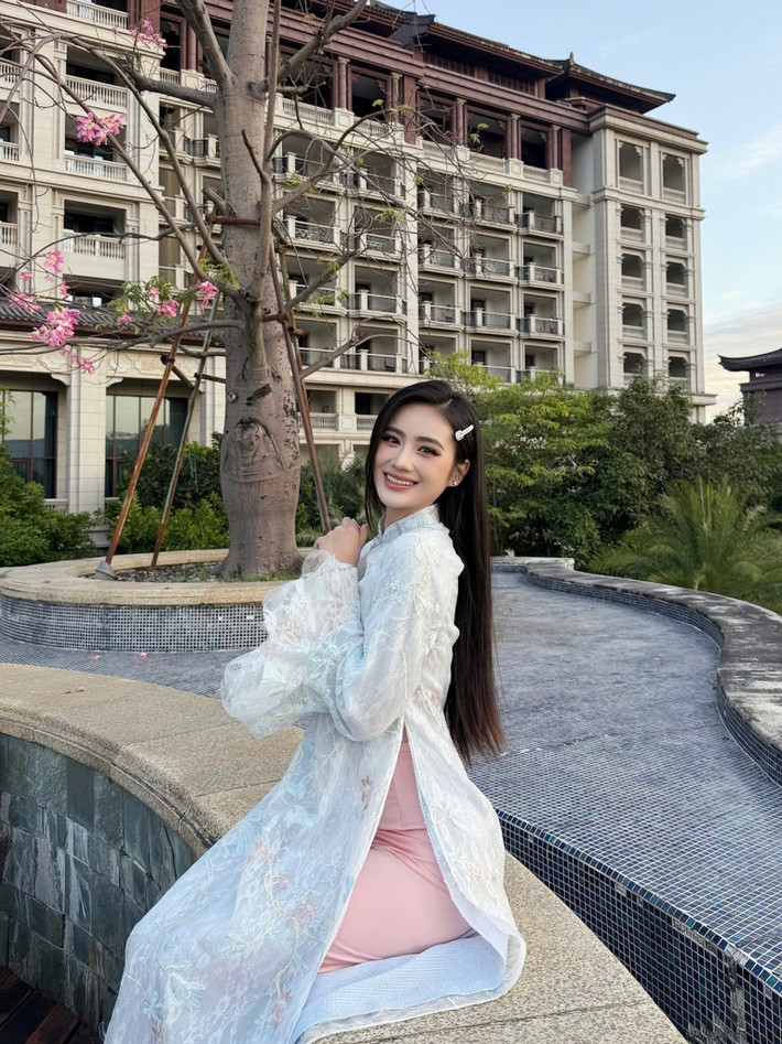 Nhìn lại năm 2025, Ý Nhi cho biết, cô trưởng thành hơn khi được mở rộng những góc nhìn của bản thân về nhiều vấn đề trong cuộc sống, được chia sẻ và lắng nghe những câu chuyện khiến thế giới quan của mình chuyển động theo, được biết thêm về thế giới, được có thêm những tình bạn chân thành, được hiểu và yêu thương bản thân, tận hưởng cuộc sống của mình nhiều hơn. Ảnh: FB Ý Nhi.