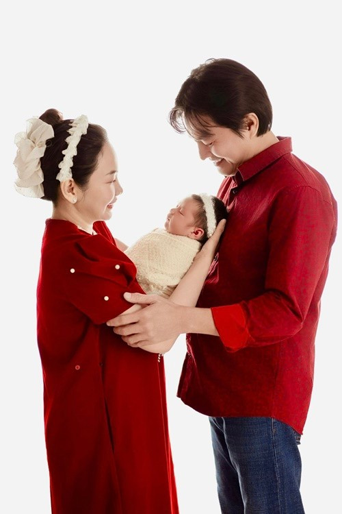 Sau khi đón con gái đầu lòng – bé Dâu Tây – Cao Minh Đạt thường xuyên chia sẻ những khoảnh khắc đời thường bên gia đình nhỏ. Sự xuất hiện của cô nhóc khiến tổ ấm của nam diễn viên thêm phần rộn ràng.