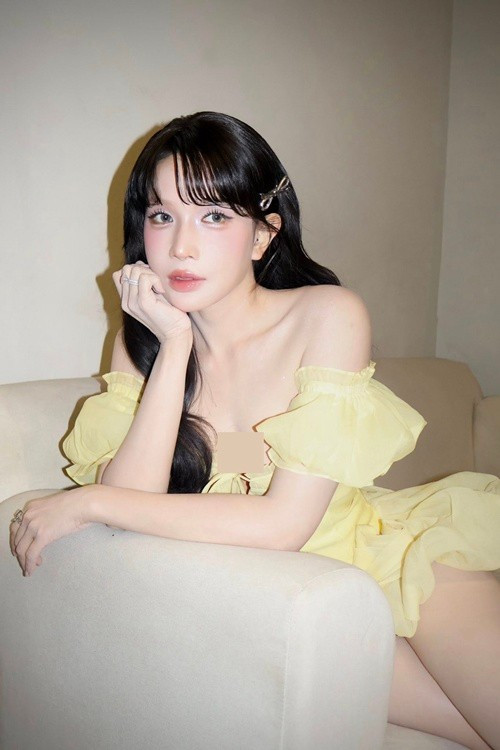 Khả Như tiếp tục phủ nhận nghi vấn sinh con. Cô viết trên trang cá nhân: "Khả Như lộ diện sau sự kiện ẵm con người ta, bị đồn mới đẻ. Mọi người ghẹo quá, đang quay phim leo cây hái dừa dưới miền Tây mà hết hồn". Ảnh: FB Khả Như.