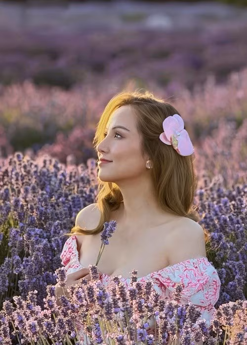 Nàng hậu chia sẻ loạt ảnh được chồng chụp. Ảnh: FB Diễm Hương.