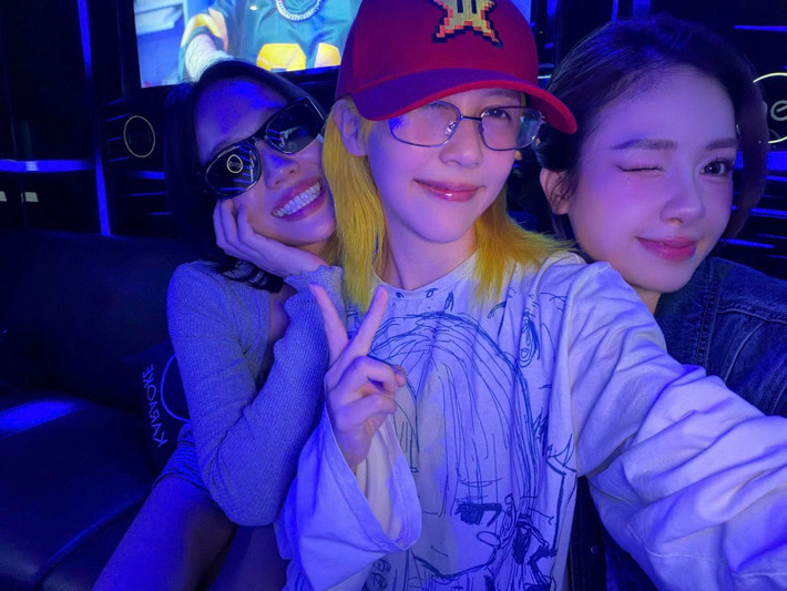 Diệu Nhi (ngoài cùng bên trái) cho biết buổi tất niên của nhóm bắt đầu từ 10h sáng và kết thúc sớm do Dương Hoàng Yến phải di chuyển ở Hà Nội chạy show. Ảnh: FB Hậu Hoàng.