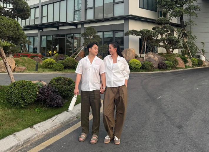 Nàng hậu còn tiết lộ, bên ngoài chồng hiền lành, dễ chịu nhưng bên trong quyết đoán, mạnh mẽ. "Anh nhớ được từng con ốc vít của những chiếc máy khổng lồ trong cả nhà máy – một khả năng khiến ai cũng nể. Anh luôn sẵn sàng học hỏi, đều đặn sắp xếp để ra nước ngoài cập nhật kiến thức, và mỗi khi cần tìm hiểu điều gì, anh có thể dành trọn một tuần chỉ để hiểu đến tận gốc rễ", Hương Ly chia sẻ.