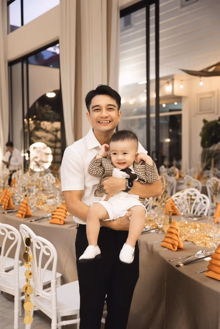 Quân Lê cũng cho biết, việc vợ chồng anh sinh nhiều không phải thiệt thòi cho Vân Trang, mà bản thân cô thích những điều mới mẻ và rất yêu các con nên dành khoảng thời gian mấy năm liền làm mẹ bỉm sữa toàn thời gian.