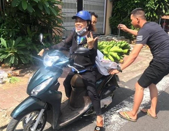 Siu Black tự lái xe máy vận chuyển đồ để phục vụ công tác từ thiện. Ảnh: Dân Việt.