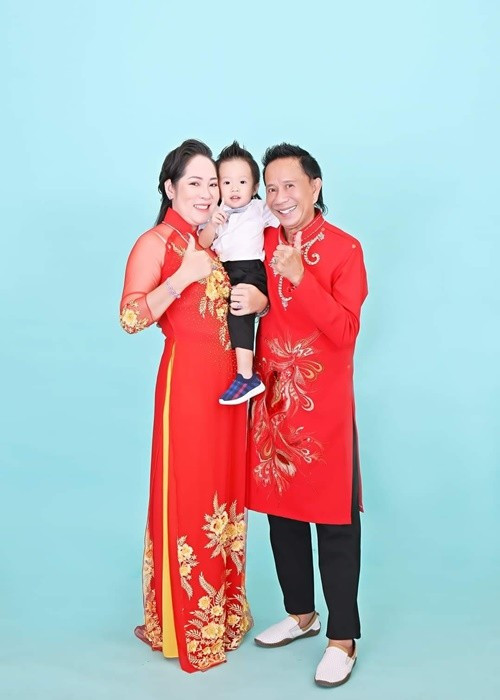 Dù Bảo Chung thường xuyên đi diễn tỉnh hoặc tham gia ghi hình xa nhà, Diệu Thắm luôn cảm thông, âm thầm ủng hộ và chăm sóc gia đình, giúp nam diễn viên yên tâm theo đuổi công việc. Ảnh: Dân Việt.