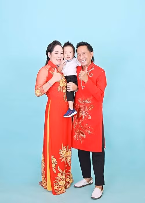 Dù Bảo Chung thường xuyên đi diễn tỉnh hoặc tham gia ghi hình xa nhà, Diệu Thắm luôn cảm thông, âm thầm ủng hộ và chăm sóc gia đình, giúp nam diễn viên yên tâm theo đuổi công việc. Ảnh: Dân Việt.