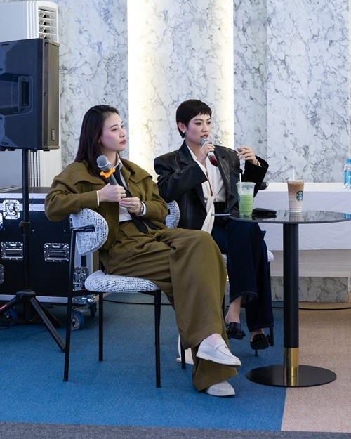 Nữ ca sĩ mang giày lười của Loro Piana - một thương hiệu được mệnh danh là biểu tượng của giới nhà giàu. Ảnh: FB Đàm Thu Trang.