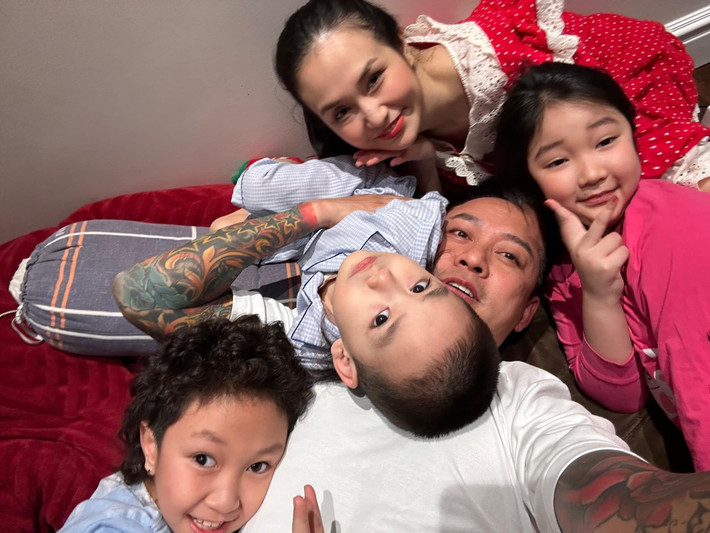 Chia sẻ về tổ ấm, nam ca sĩ viết: “Nơi thời gian ngừng lại. Chỉ yêu thương thôi vẫn chưa đủ, mà còn phải dành cho nhau tất cả những gì có thể, để tổ ấm nhỏ luôn đủ đầy và êm ấm”.