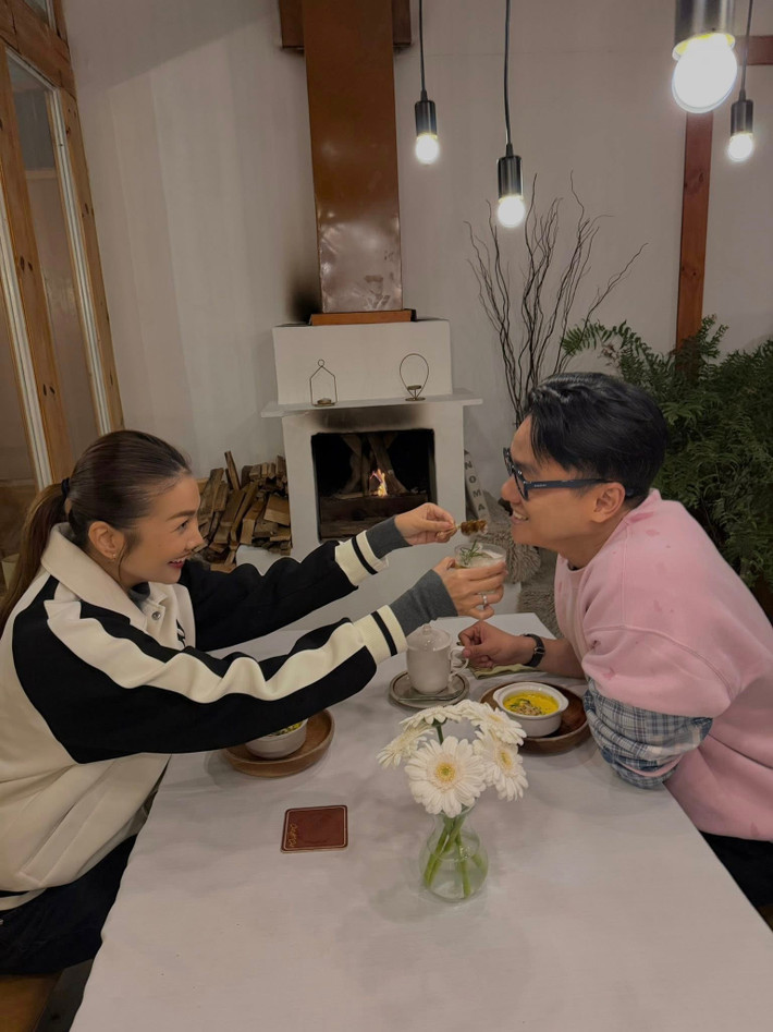 Thanh Hằng thích nấu những bữa ăn đầy đủ dinh dưỡng cho chồng dù quá bận rộn nên không thể thường xuyên vào bếp.