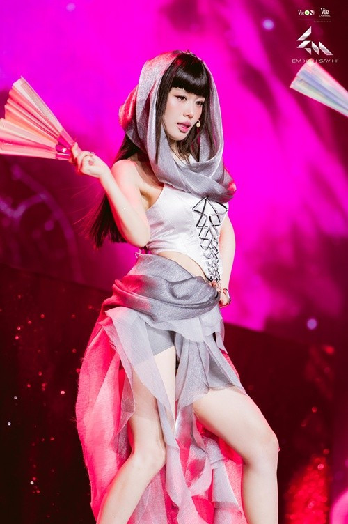 8 năm qua, Han Sara tích cực đi hát, ra sản phẩm âm nhạc. Tên tuổi của nữ ca sĩ người Hàn Quốc gắn liền với các bài hát Tớ thích cậu, Đếm cừu, Lỡ yêu mất rồi… Ảnh: FB Han Sara.