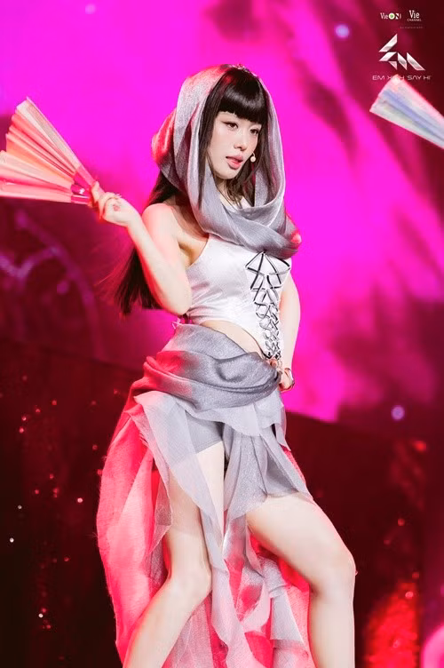 8 năm qua, Han Sara tích cực đi hát, ra sản phẩm âm nhạc. Tên tuổi của nữ ca sĩ người Hàn Quốc gắn liền với các bài hát Tớ thích cậu, Đếm cừu, Lỡ yêu mất rồi… Ảnh: FB Han Sara.