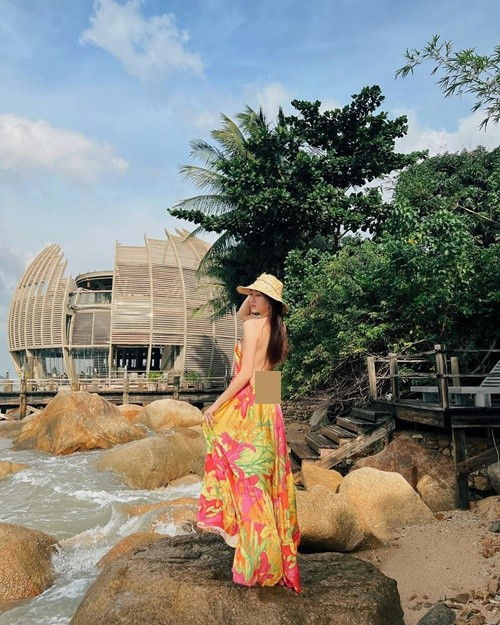 Khi diện các thiết kế hở lưng, Lương Thùy Linh thường chọn gam màu trung tính hoặc pastel. Bảng màu này góp phần mang lại cảm giác tinh tế, sang trọng.