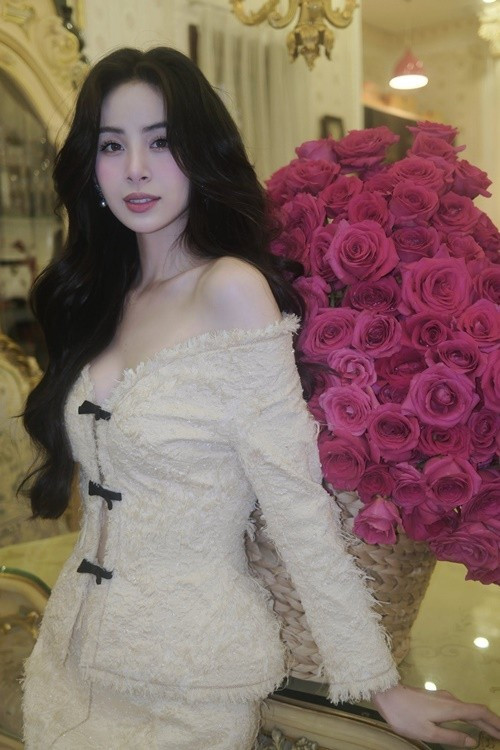 Người mẫu Hương Liên vừa nhớ lại chuyến bay giúp cô nên duyên vợ chồng với Lê Minh Trung. "Em không bao giờ quên trên chuyến máy bay VN-265 (20h30) vào TP HCM. Nơi mà tình yêu bắt đầu khi em gặp mẹ và nên duyên với cậu con trai của mẹ. Hạnh phúc của chúng ta là sự vun vén của hai bên gia đình", Hương Liên chia sẻ. Ảnh: Instagram Hương Liên.