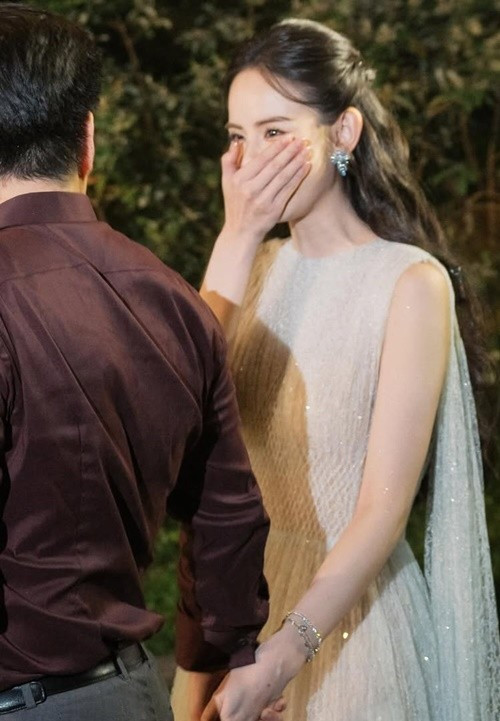 Nữ người mẫu bật khóc, nắm tay người bạn đời. Ảnh: Instagram Hương Liên.