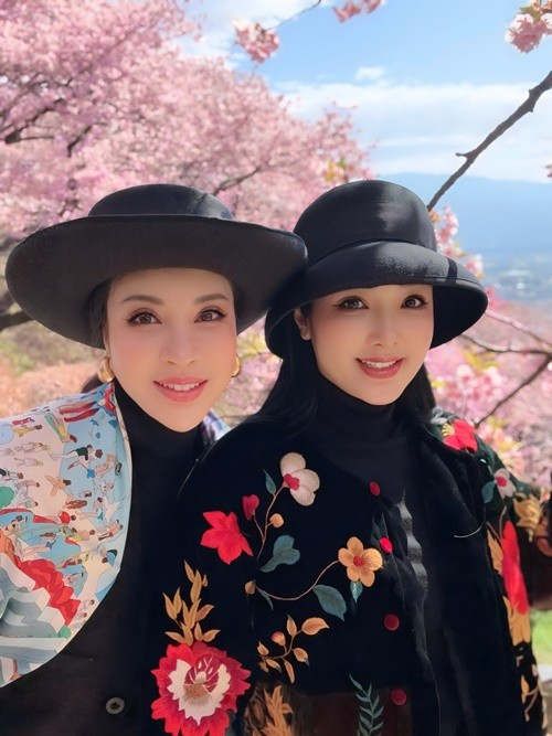 Nữ MC du lịch nước ngoài cùng Hoa hậu Giáng My. Ảnh: FB Thanh Mai.