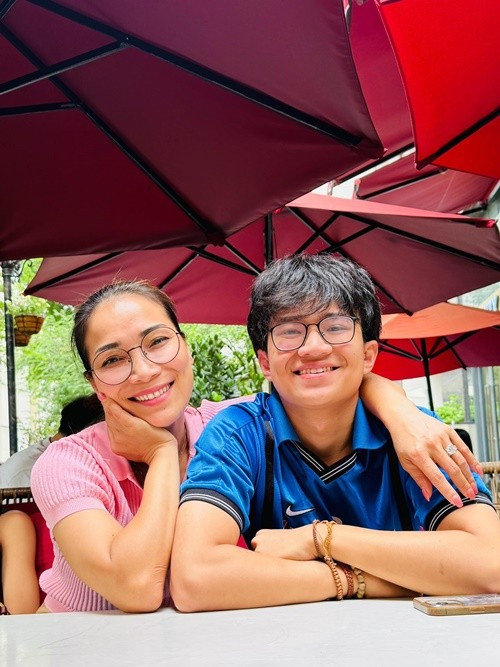 Con trai đầu lòng của Hồng Ngọc năm nay 19 tuổi, tên Chấn Hưng. Hồng Ngọc cho biết, Chấn Hưng hiền lành, điềm đạm và ấm áp. Ảnh: FB Hồng Ngọc.